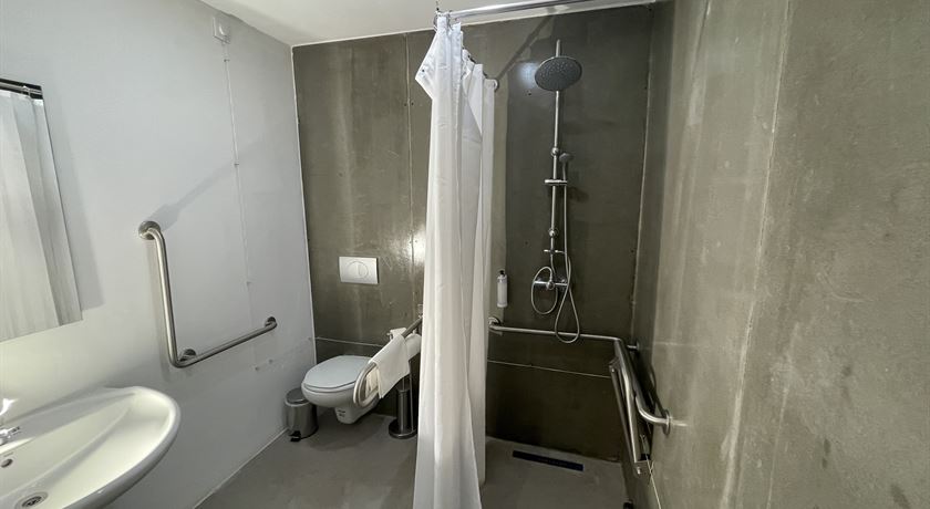Twin room accessible bathroom